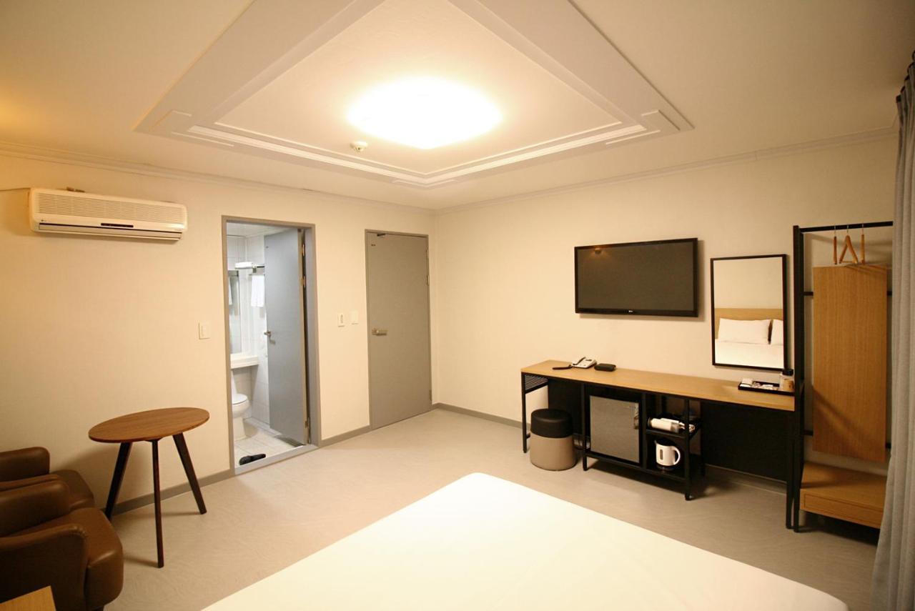Trevi Hotel Jeju Bagian luar foto